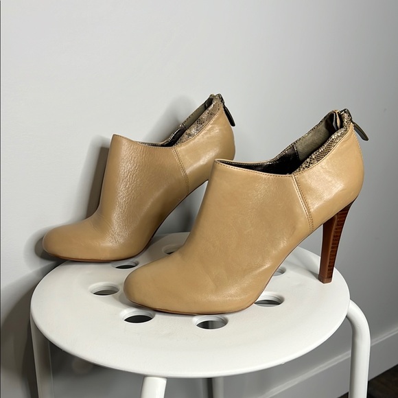 DKNYC Elegant Beige Leather Ankle Boots - Picture 6 of 7